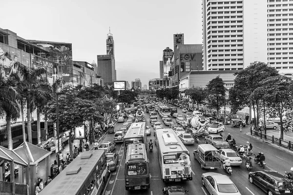 2009年 平成21年 5月7日 バンコク市内の街並みと ライトアップされた車や建物が並ぶ日没時の交通 バンコクは市内中心部での交通量の多さで有名です — ストック写真