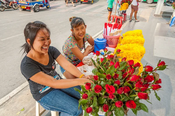 Bangkok Tailandia Mayo 2009 Mujeres Con Flores Una Pequeña Mesa — Foto de Stock