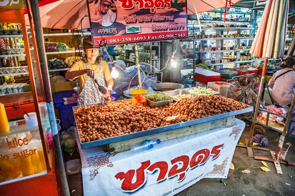 Bangkok Tajlandia Maja 2009 Ludzie Sprzedający Żywność Rynku Jatujak Stoisko — Zdjęcie stockowe