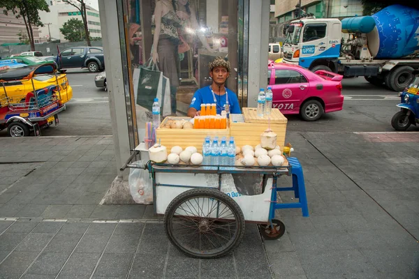 Bangkok Thailand Mei 2009 Hawker Verkoopt Water Frisdranken Kokosnoten Straat — Stockfoto