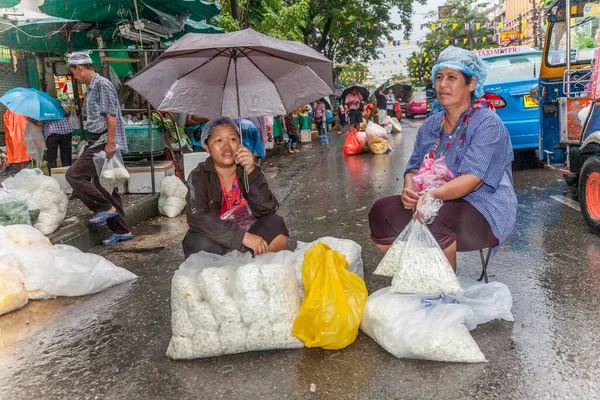 Bangkok Thailand Mei Onbekende Vrouw Verkoopt Bloemen Bij Bloem Markt — Stockfoto
