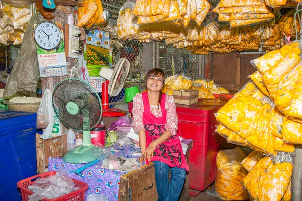 Bangkok Tailandia Mayo 2009 Mujer Sonriente Identificada Sentada Calle Mercado —  Fotos de Stock