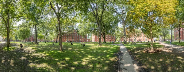 Cambridge Usa Września 2017 Studenci Turyści Odpoczywają Leżakach Harvard Yard — Zdjęcie stockowe