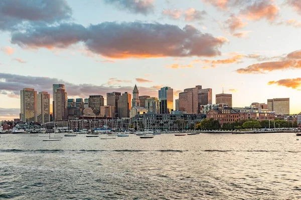 Boston Városképe Usa Naplemente Kikötővel Felhőkarcolóval — Stock Fotó