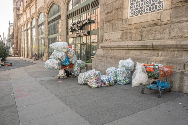 New York Usa October 2017 Poor People Collect Cans Plastic — Stock Photo, Image