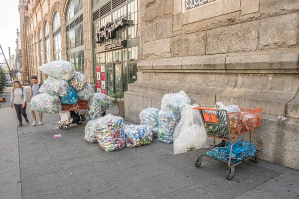 New York Usa 2017 Október Szegények Dobozokat Műanyag Palackokat Gyűjtenek — Stock Fotó