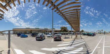 Faro, Portekiz -11 Temmuz 2020: Faro Uluslararası Havalimanı 'nın dış görüntüsü ve Corona' nın Portekiz 'deki kapanması nedeniyle birkaç araba park yeri.