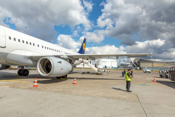 Frankfurt Německo Července 2020 Lidé Nastupují Letadla Maskou Dálku Letišti — Stock fotografie