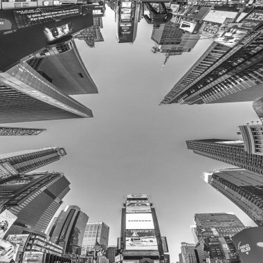 NEW YORK, ABD - OCT 4, 2017: İnsanlar öğleden sonra Times Meydanı 'nı neon reklamlarıyla, markalarla ve tiyatrolarla ziyaret ediyor. Times Meydanı New York yaşamı ve eğlencesi için bir semboldür..