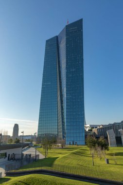 Frankfurt, Almanya - 9 Ocak 2018: Panoramic view to hafenpark in ostend, frankfurt am Main, Almanya 'nın yeni binası 2015 yılında açıldı..