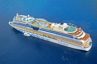 Hamburg, Almanya - 29 Ocak 2018: Okyanustaki Alman yolcu gemisi Aida 'nın antresi.