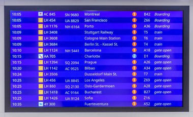 Frankfurt, Almanya - 7 Şubat 2022: çıkış ve çıkış uçuşları hakkında gerçek bilgilerle.