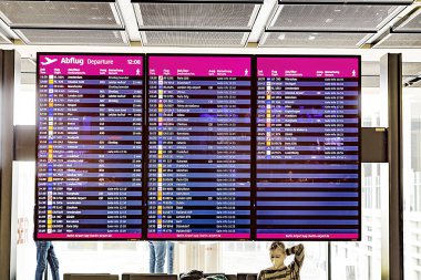 Berlin, Almanya - 7 Şubat 2022: Geçit ve kalkış uçuşları hakkında gerçek bilgilerle kalkış tahtası.