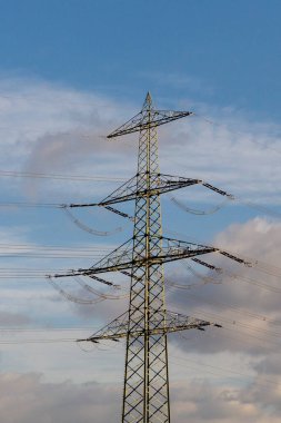 Açık mavi gökyüzü altındaki elektrik direğinin görüntüsü