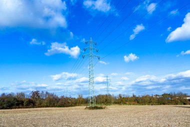 Açık mavi gökyüzü altındaki elektrik direğinin görüntüsü