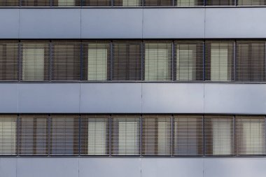 Bir ofis binasının kepenk panjuru olan ön cephenin arka planı
