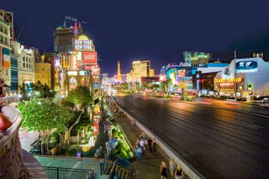 Las Vegas, ABD - 17 Temmuz 2008: Las Vegas 'taki Strip' e gece görüş. Strip, Las Vegas 'taki kumarbazların mili. Bir sürü kumarhane ve oteli var..