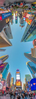 NEW YORK, ABD - OCT 4, 2017: İnsanlar öğleden sonra Times Meydanı 'nı neon reklamlarıyla, markalarla ve tiyatrolarla ziyaret ediyor. Times Meydanı New York yaşamı ve eğlencesi için bir semboldür..