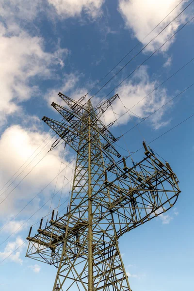 青い空の下で電気パイロンを見ると — ストック写真