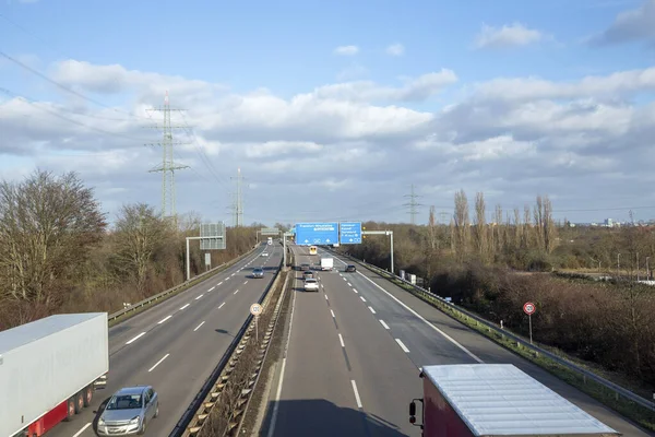 前往德国A5号公路 车速减至120公里 并在法兰克福附近的下一个出口设置蓝色标志 — 图库照片