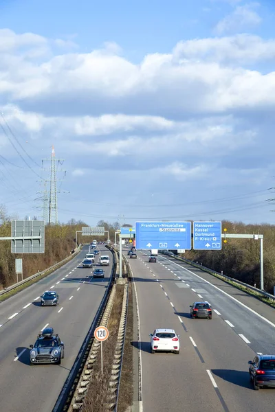 Vista Autostrada Tedesca Con Riduzione Della Velocità 120 Segnaletica Blu — Foto Stock