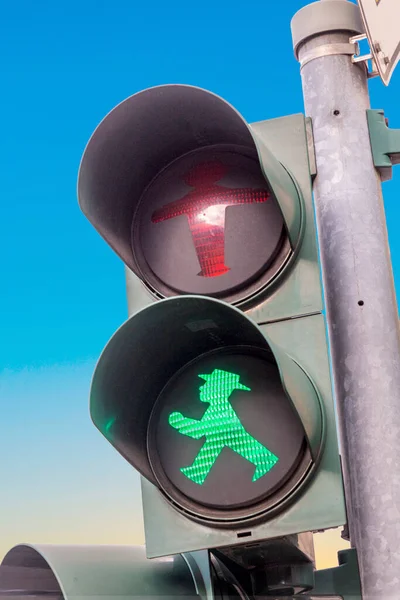 Smart Grön Man Vid Pedesrtrian Trafikljus Berlin Som Heter Ampelmann — Stockfoto