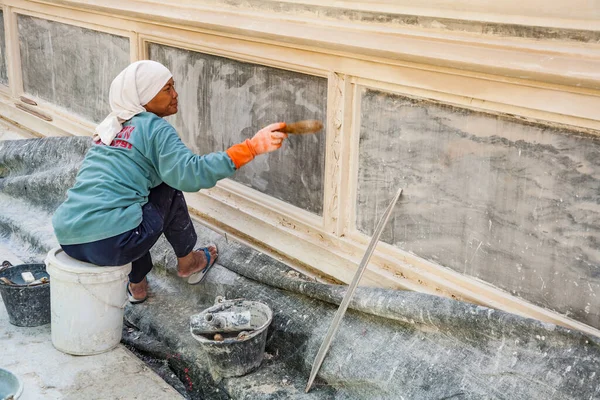 Bangkok Thailand January 2010 Woman Renovates Wall Iof Temple Inner — Stock Photo, Image