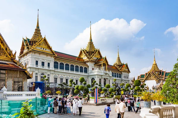 2010年1月4日 人々はタイ王国のバンコクにあるグランドパレスでチャクリ プラサートを訪問します 宮殿はラーマ5世によって建てられ 1882年に完成しました — ストック写真