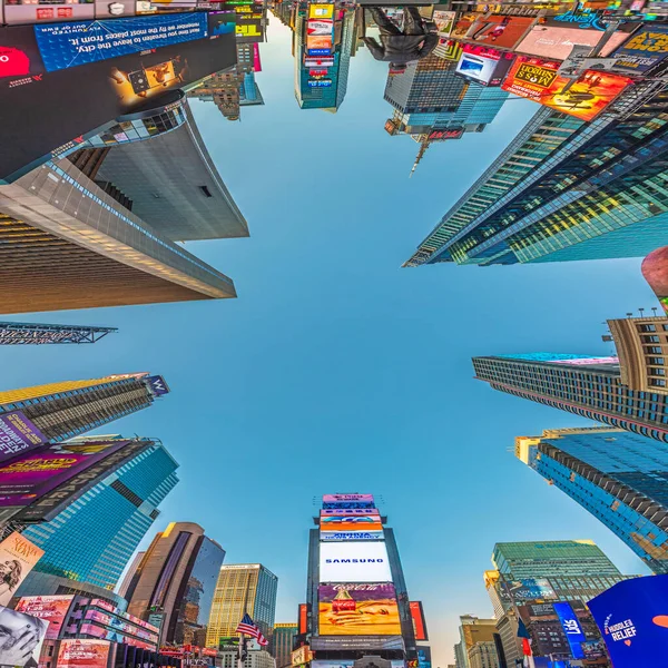 美国纽约 2017年4月4日 下午晚些时候 人们与新闻 品牌和剧场的霓虹灯广告一起参观时代广场 时代广场是纽约生活和娱乐的象征 — 图库照片