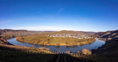 Manzaralı Moselle nehir döngüsü. Almanya, Leiwen 'den Trittenheim köyü görüldü.