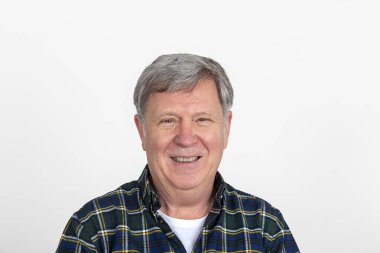 Beyaz arka planda izole edilmiş yakışıklı, gülümseyen olgun bir adamın portresi.