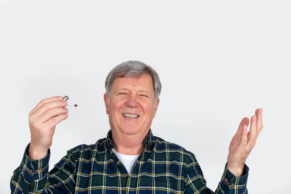 Porträtt Stilig Leende Mogen Man Isolerad Vit Bakgrund Med Hörapparat — Stockfoto