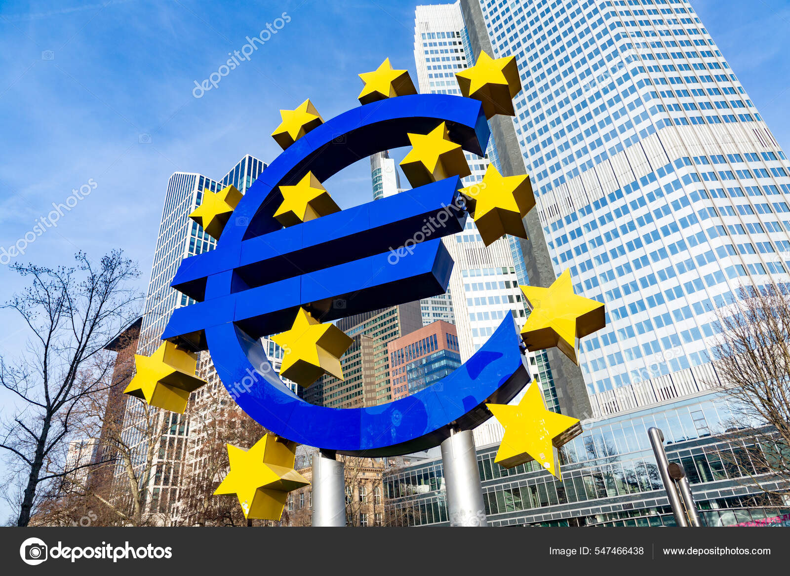 德国法兰克福2021年12月22日法兰克福著名的欧元标志在蓝天之下背景是欧洲中央银行Ecb 的摩天大楼—— 库存社论照片© Hackman  #547466438