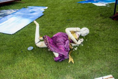 Bangkok, Tayland - 5 Aralık 2006: Bangkok 'taki King' s Birthday geçit töreninden kalma Tanrıça heykelleri gelecek yıl Tayland 'ın Bangkok kentindeki depoya geri getirilmeyi bekliyor.