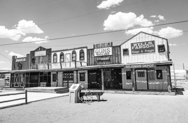 Seligman, ABD - 8 Temmuz 2008: Seligman, ABD 'nin AZ kentindeki tarihi Route 66' daki Tarihi Seligman deposu. 1904 'te inşa edilen Seligmans deposu, 66. Otoyol' un en iyi orjinal batı cephesidir..