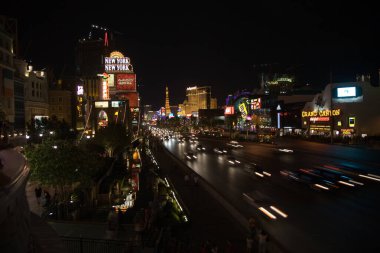Las Vegs, ABD - 17 Temmuz 2008: Geceleri arabalarla Las Vegas 'taki Strip' e bakın.