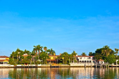 Miami, ABD - 31 Temmuz 2010: Miami South, ABD 'deki kanalın lüks evleri. Pinetree Drive lüks evlerin başlıca mahallesidir..