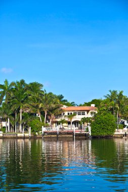 Miami, ABD - 31 Temmuz 2010: Miami South, ABD 'deki kanalın lüks evleri. Pinetree Drive lüks evlerin başlıca mahallesidir..