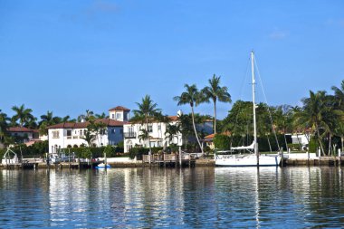 Miami, ABD - 31 Temmuz 2010: Miami South, ABD 'deki kanalın lüks evleri. Pinetree Drive lüks evlerin başlıca mahallesidir..