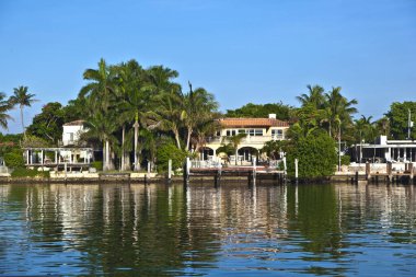 Miami, ABD - 31 Temmuz 2010: Miami South, ABD 'deki kanalın lüks evleri. Pinetree Drive lüks evlerin başlıca mahallesidir..