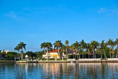 Miami, ABD - 31 Temmuz 2010: Miami South, ABD 'deki kanalın lüks evleri. Pinetree Drive lüks evlerin başlıca mahallesidir..