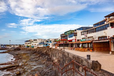 Playa Blanca, İspanya - 22 Aralık 2010: Playa Blanca 'da sabahın erken saatlerinde insan olmadan gezinme.