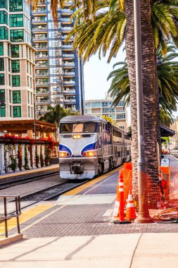 San Diego, ABD - 11 Haziran 2012: San Diego, Kaliforniya 'daki tarihi tren istasyonuna dizel lokomotif girişi.