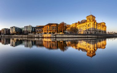 Berlin, Almanya - 2 Mayıs 2016: Reichstag, Spree Nehri'nde yansımalı, Berlin.