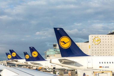 Frankfurt, Almanya - 7 Haziran 2017: Frankfurt uluslararası havaalanında konumlanmış Lufthansa uçakları. Corona krizleri nedeniyle programda ciddi bir azalma var..