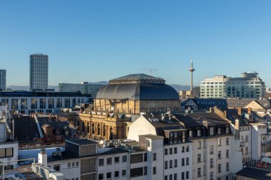 Frankfurt, Almanya - 21 Aralık 2021: Tarihi borsa ve ufuk çizgisine bakın.