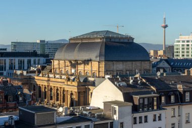 Frankfurt, Almanya - 21 Aralık 2021: Tarihi borsa ve ufuk çizgisine bakın.