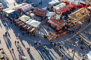 Frankfurt, Almanya - 21 Aralık 2021: İnsanlar Frankfurt 'taki yaya bölgesindeki Christkindl pazarını ziyaret etmeyi seviyor..
