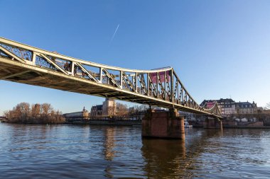 Frankfurt, Almanya - 21 Aralık 2021: Eiserner Steg, ünlü demir köprü Frankfurt 'taki ana köprüyü sabah ışığında ufuk çizgisi ile geçti.