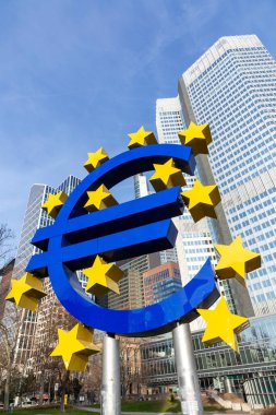 Frankfurt, Almanya - 22 Aralık 2021: Frankfurt 'taki meşhur avro tabelası. Arka planda Avrupa Merkez Bankası 'nın (ECB) gökdeleni yer almaktadır.).